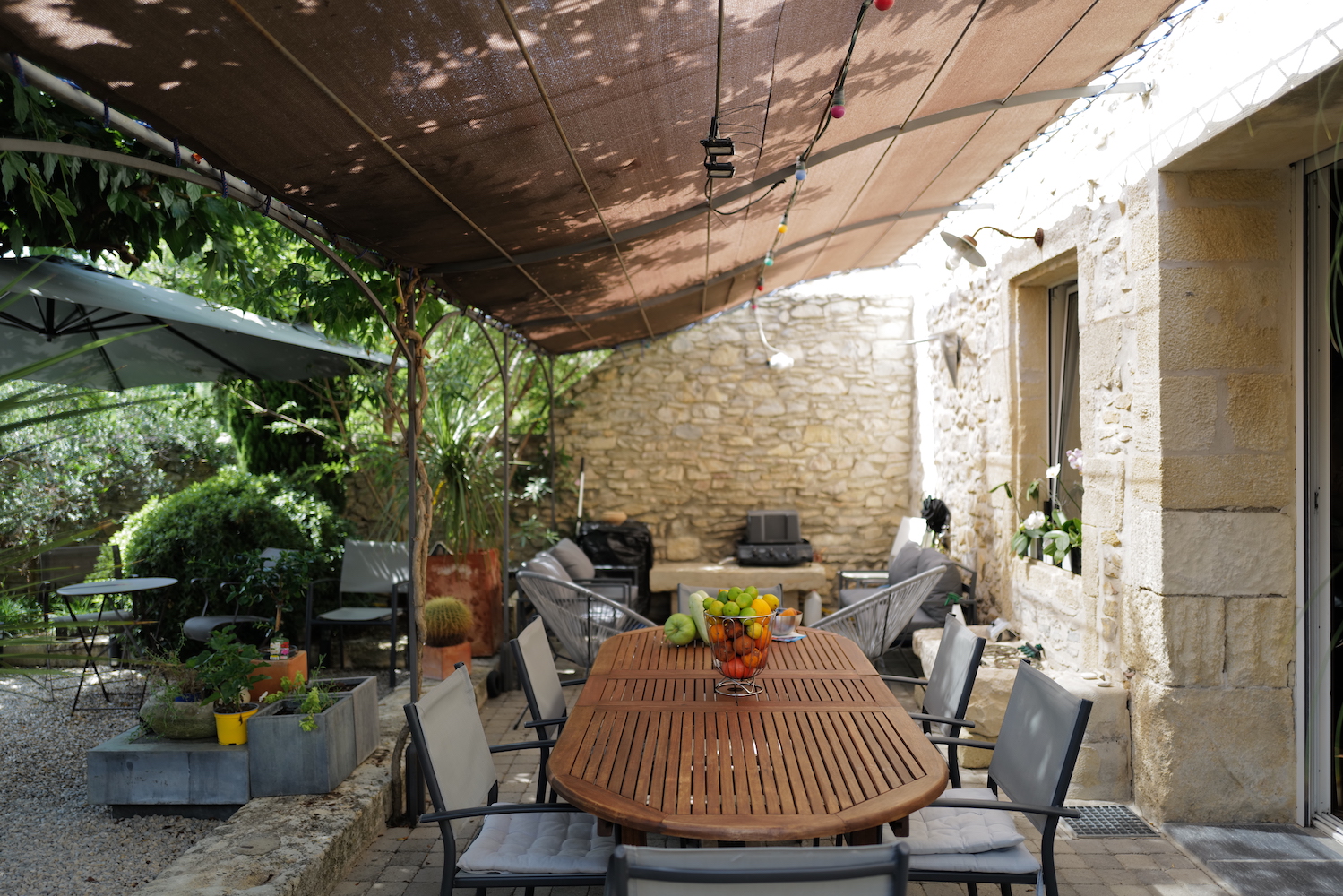 Table d'hôtes conviviale avec produits locaux, proche Camargue